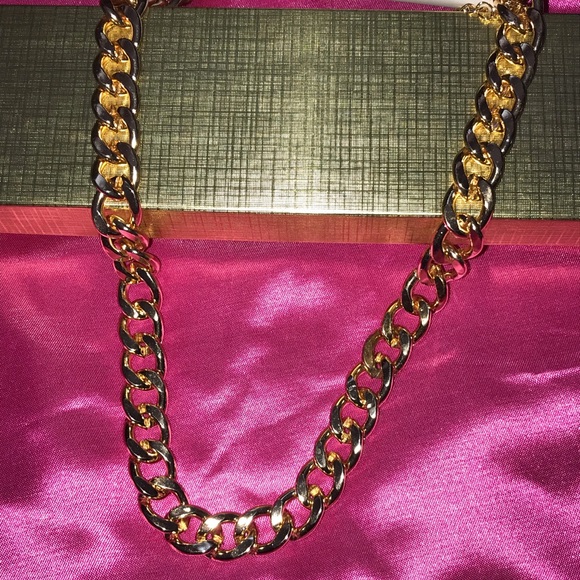 Gold Chunky Chain Link Iconic Necklace - Picture 5 of 5